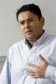 Hombre con dolor en el pecho
