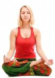 Mujer haciendo respiración con yoga