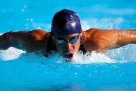 Hombre atleta nadando