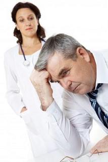 Hombre mayor con su médico de cabecera