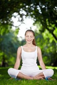 Mujer haciendo yoga, pranayama, meditación