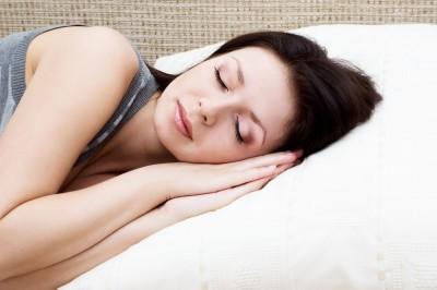 Mujer jóven durmiendo, respirando bien
