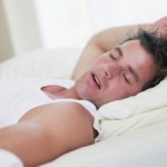 hombre durmiendo con boca abierta
