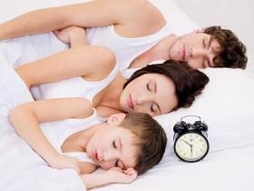 familia durmiendo posicion izquierda