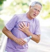 hombre ejercicitándose con presión en el corazón