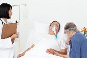 Pareja en el hospital con ventilación mecánica