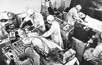 Médicos trabajando en laboratio buteyko