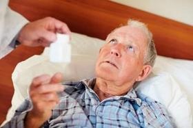 Hombre mayor tomando medicamento