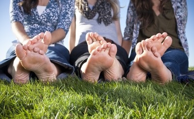 Mujeres descalzas