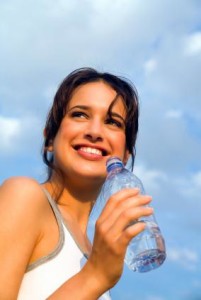 Mujer sonriendo durante el ejercicio con buena salud física