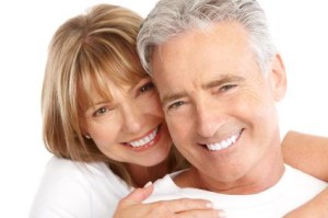 Pareja sonriente con gran salud física