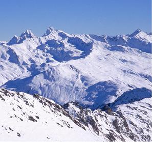 Paisaje montañoso con nieve