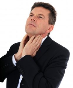 hombre con dolor de garganta 